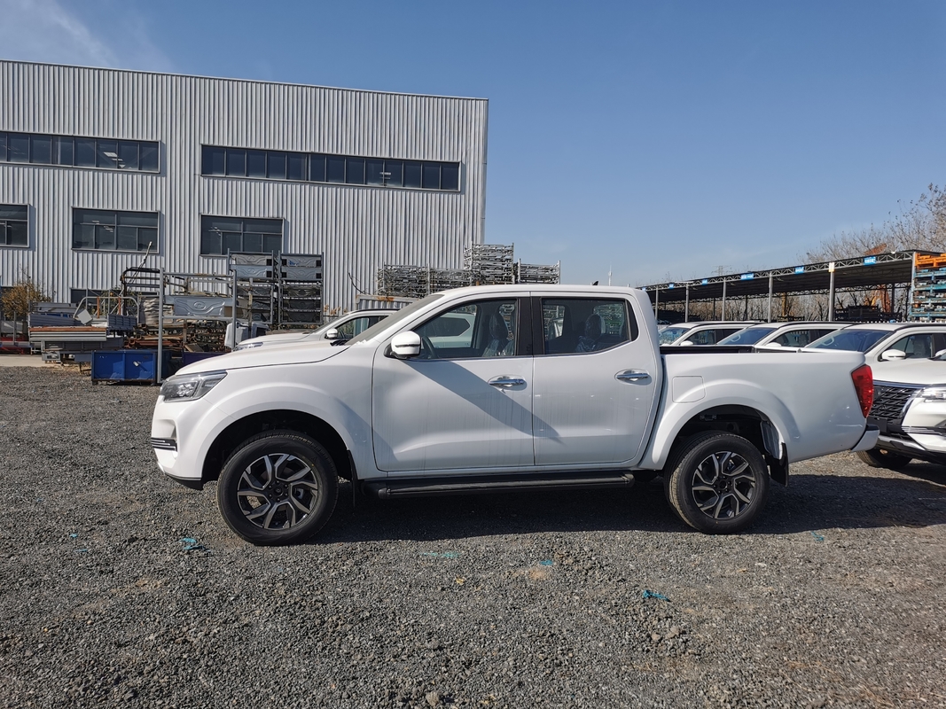 Petite camionnette 4x4 Chine Dongfeng Rich 7 transmission automatique 8 vitesses 5 sièges mauvaise conduite routière
