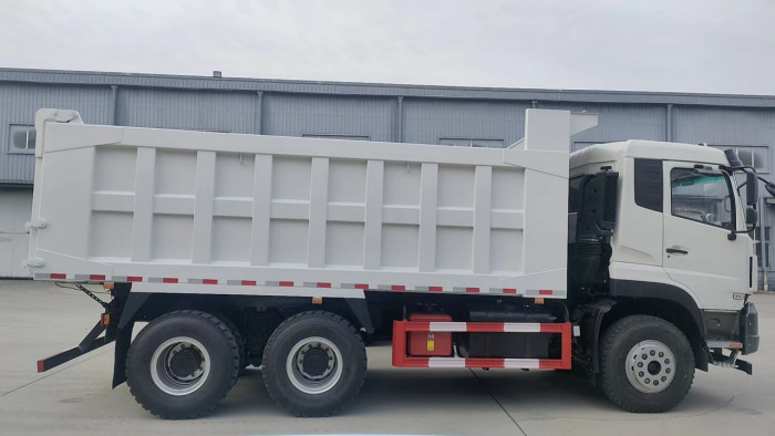 6x4 camion de décharge chargement 20-40 tonnes Dongfeng 10 pneus à gauche conduite cabine avec couchette