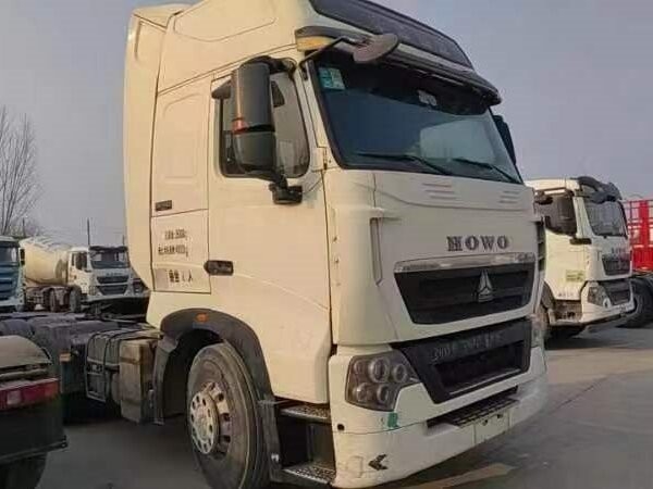 Howo Tracteur camion haut toit cabine Howo T7H tête de cheval remorque 50 tonnes Weichai 440 chevaux moteur puissant