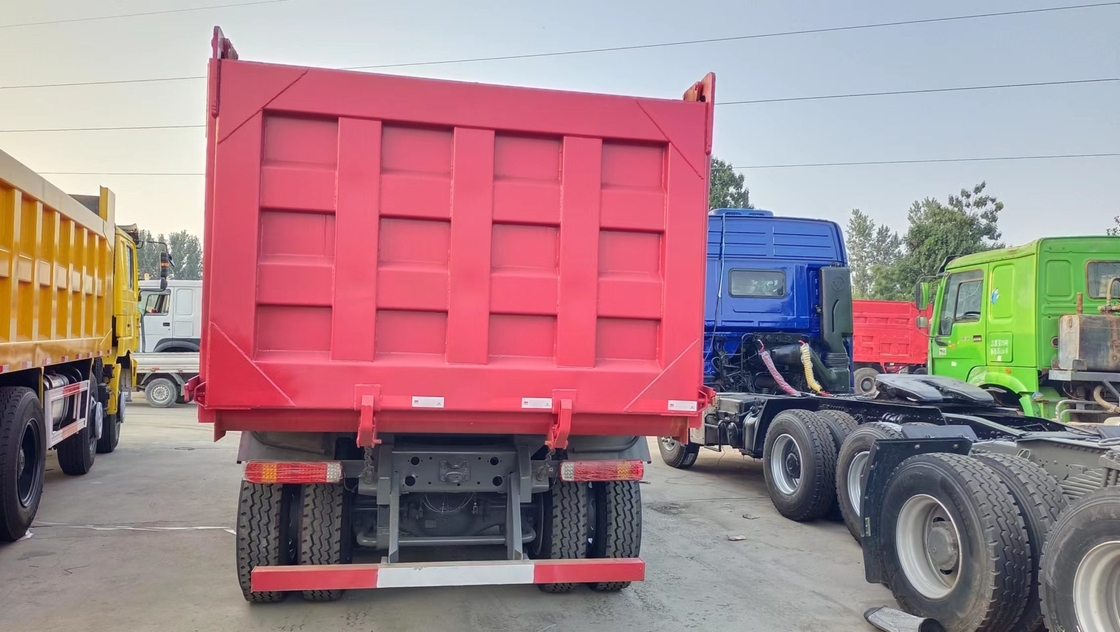 Camion de décharge Howo utilisé une rangée et demie cabine Sinotruk Tipper 20cbm Boîte 380hp Euro 2 émission