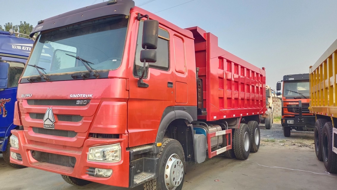 Camion de décharge Howo utilisé une rangée et demie cabine Sinotruk Tipper 20cbm Boîte 380hp Euro 2 émission