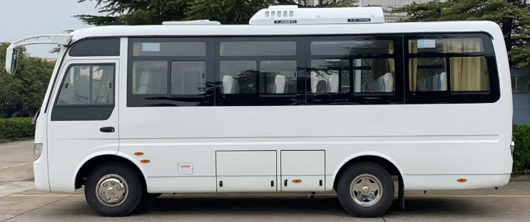 Coaster Mini Bus Yuchai Moteur Mudan MD6668 25 sièges 2 + 2 sièges Aménagement nouvel air conditionné