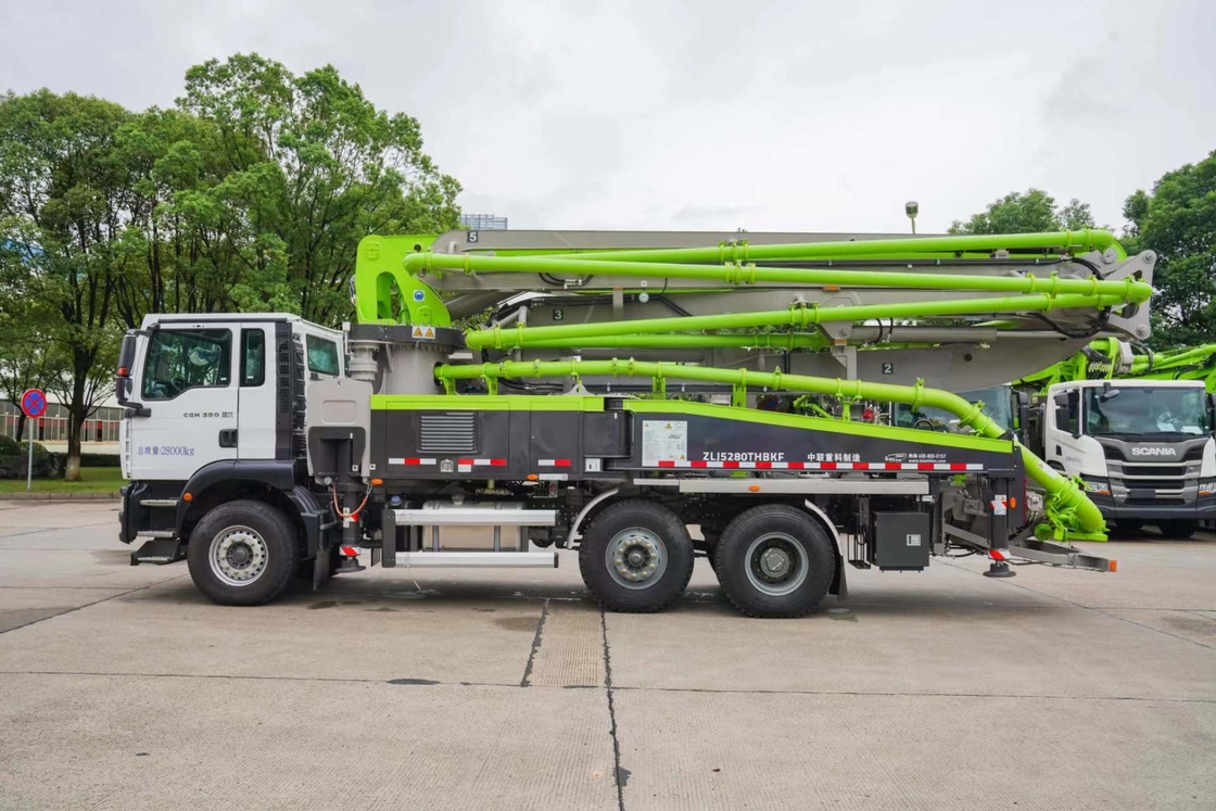Pompes à béton 37 mètres Zoomlion 6 * 4 Sinotruk Sitrak châssis à cinq sections Boom pour la flexibilité