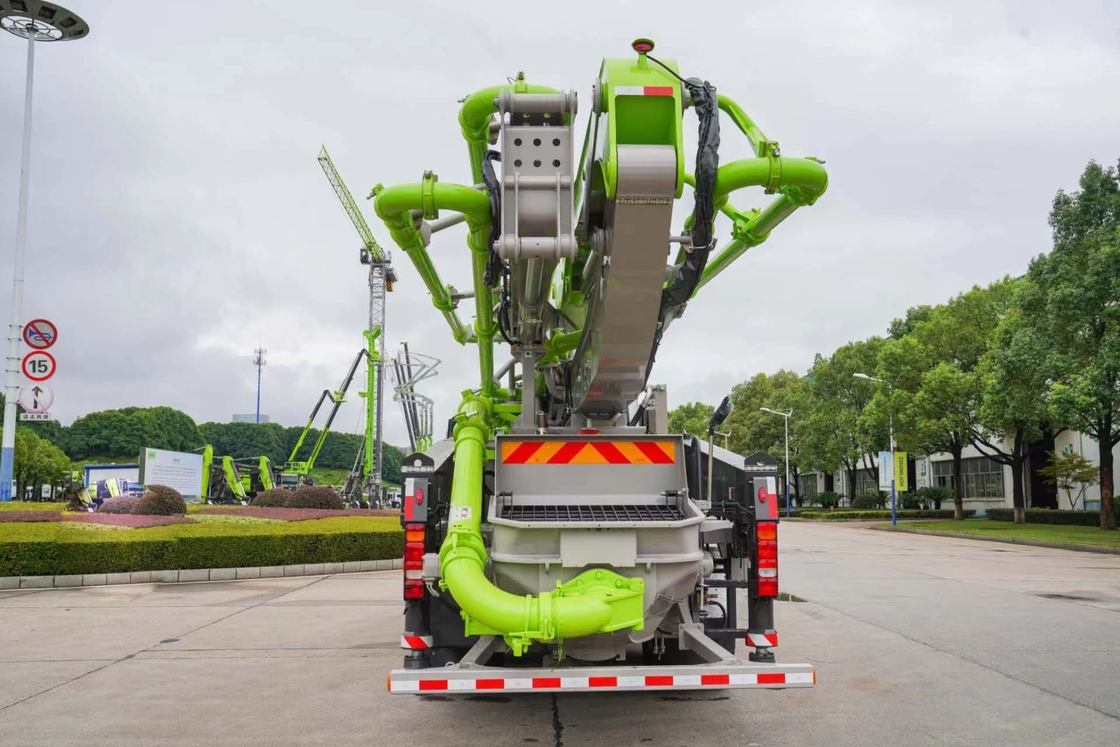 Pompes à béton 37 mètres Zoomlion 6 * 4 Sinotruk Sitrak châssis à cinq sections Boom pour la flexibilité