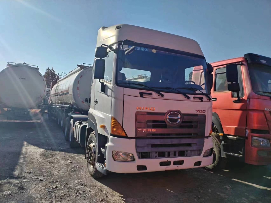 Tête de tracteur d'occasion pour l'Afrique Hino 700 feuille printemps haut toit cabine 6 * 4 camion lourd durable