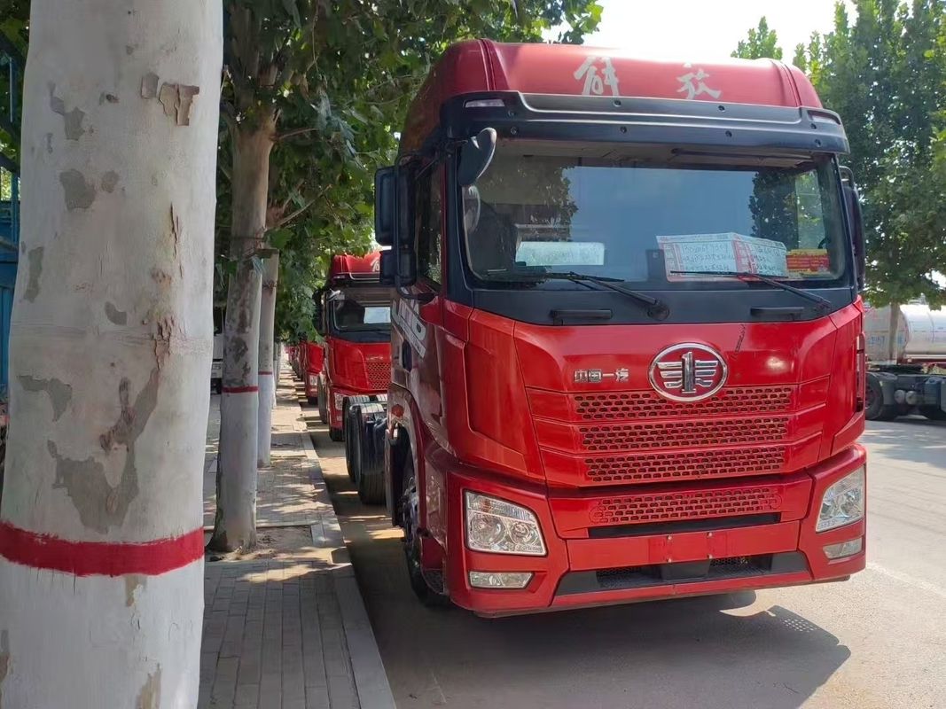 Tête de camion tracteur d'occasion FAW Jiefang remorque camion JH6 modèle bas kilométrage 2020 Année moteur économe en carburant