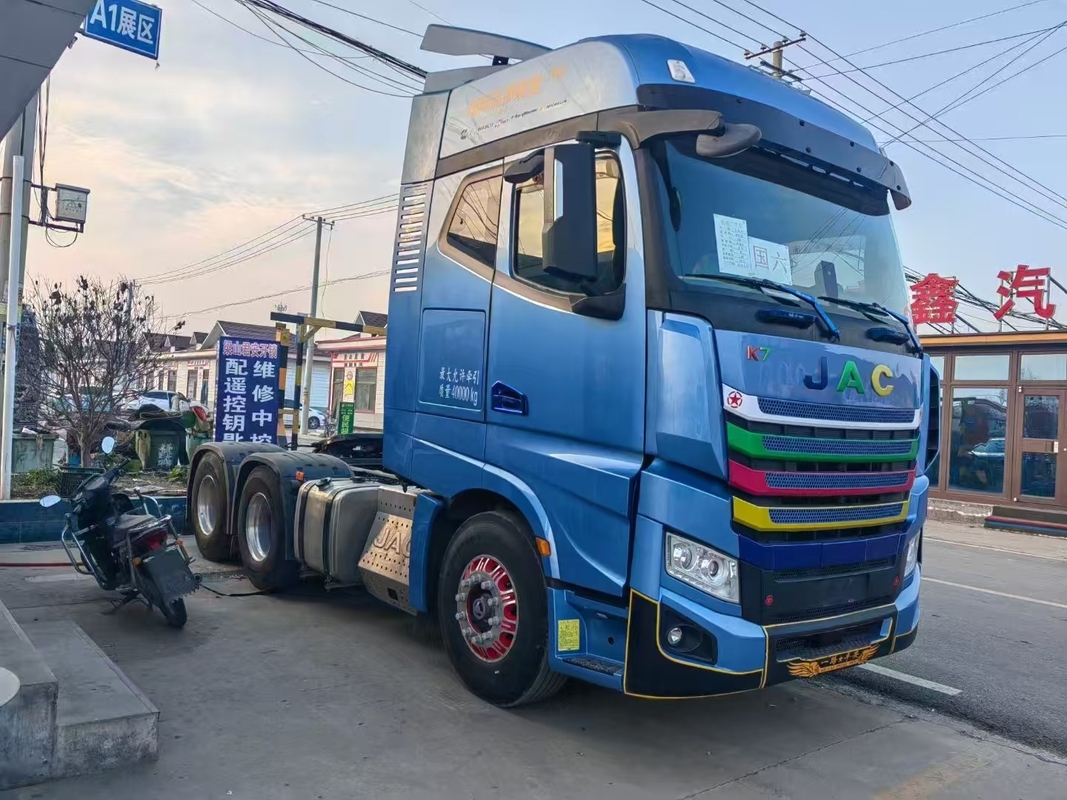Tête de tracteur réaménagée 2023 Année JAC semi-camions pour 10 roues moteur Cummins airbag 560hp