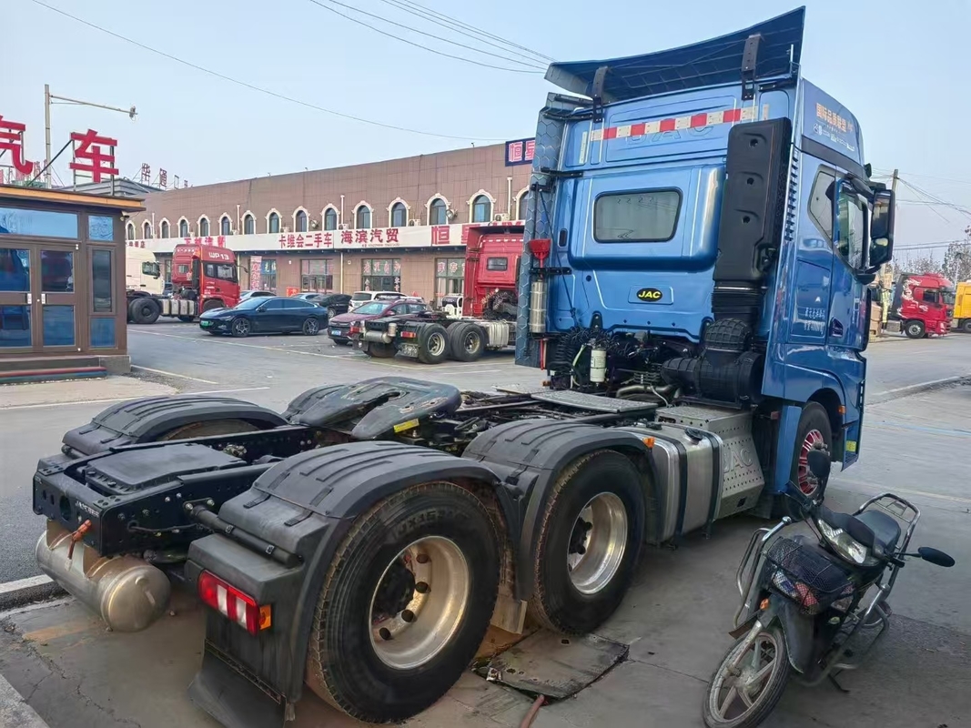 Tête de tracteur réaménagée 2023 Année JAC semi-camions pour 10 roues moteur Cummins airbag 560hp