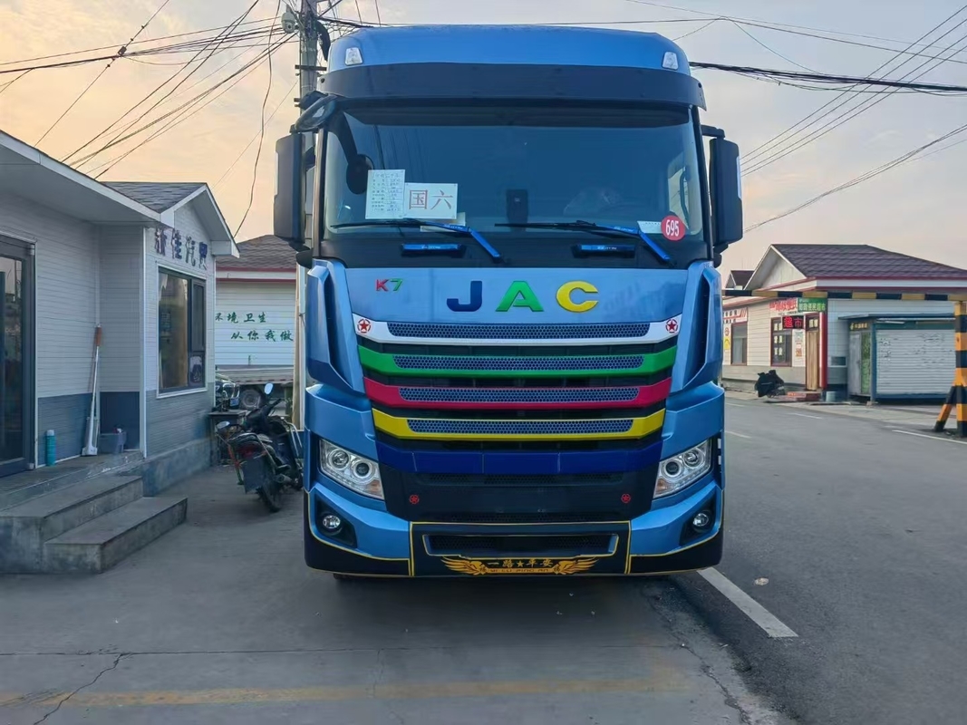 Tête de tracteur réaménagée 2023 Année JAC semi-camions pour 10 roues moteur Cummins airbag 560hp