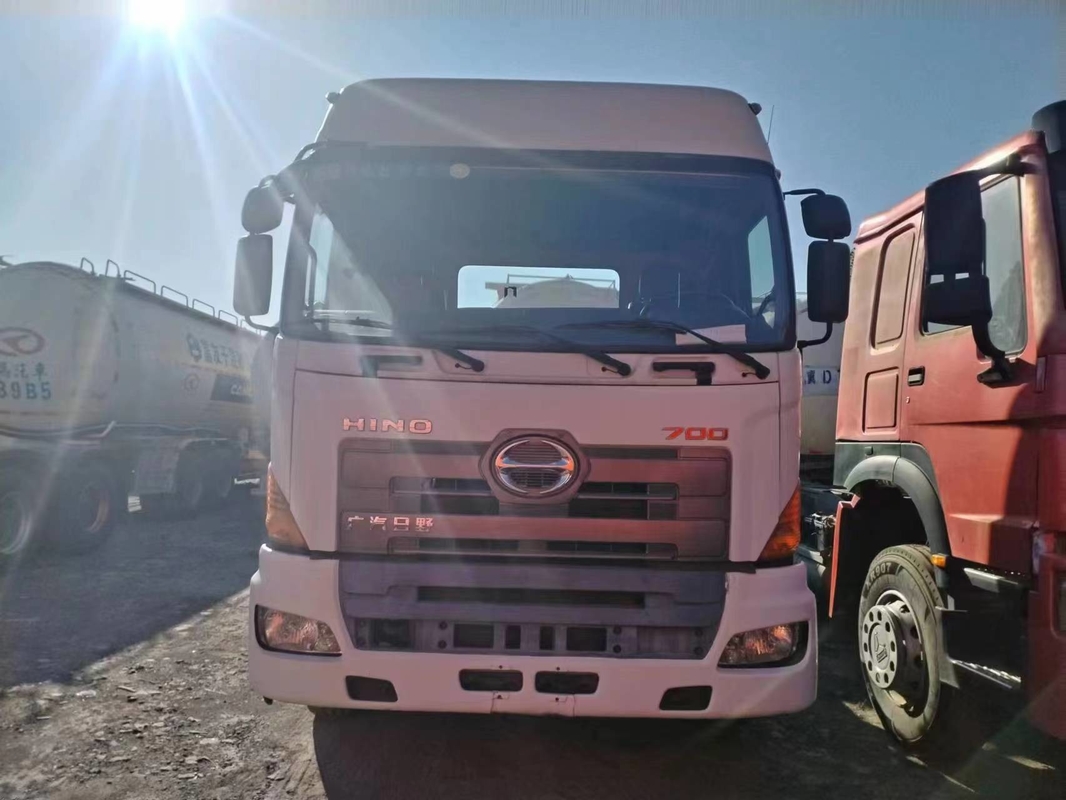 Tête de tracteur d'occasion pour l'Afrique Hino 700 feuille printemps haut toit cabine 6 * 4 camion lourd durable