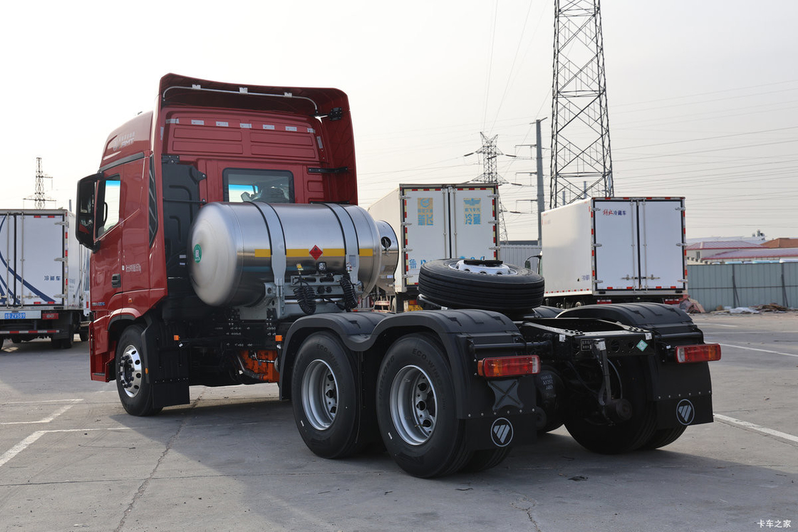 Foton Auman 6X4 Tracteur utilisé Tête de camion GTL6 10 Pneus pour le transport sur de longues distances Moteur GNL 530 ch