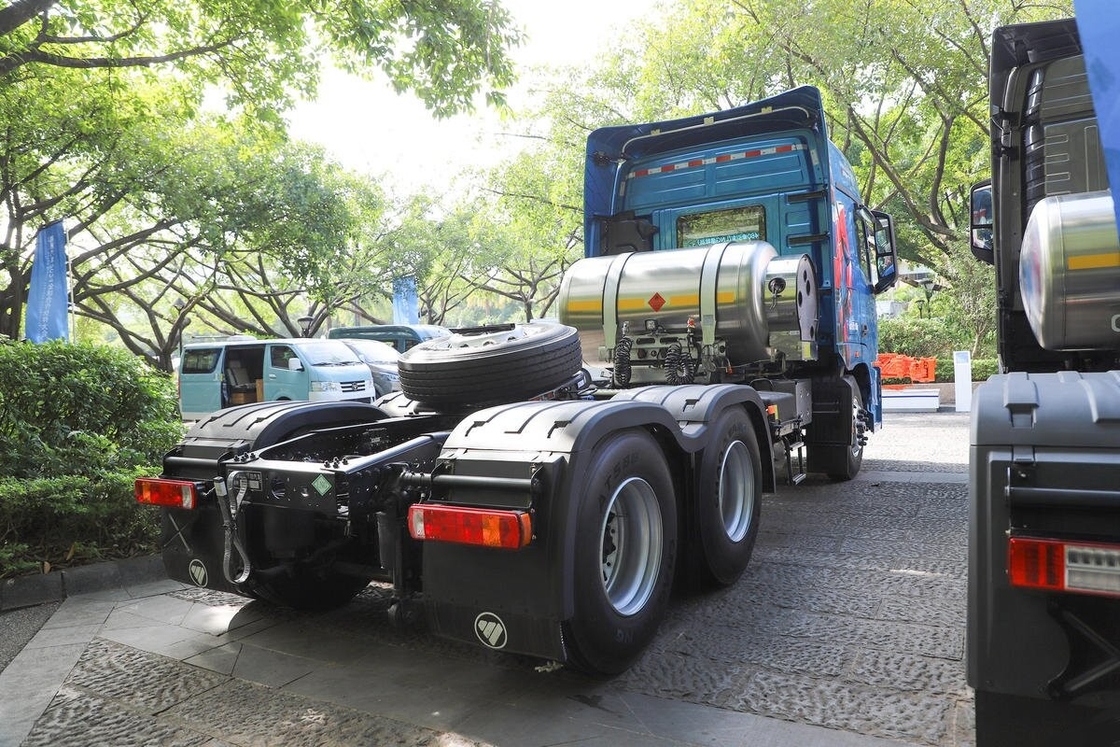 Tête de tracteur à bas prix utilisée Foton Horse 6*4 Mode de conduite 460 chevaux moteur Cummins GNL cabine haute toiture avec couchette