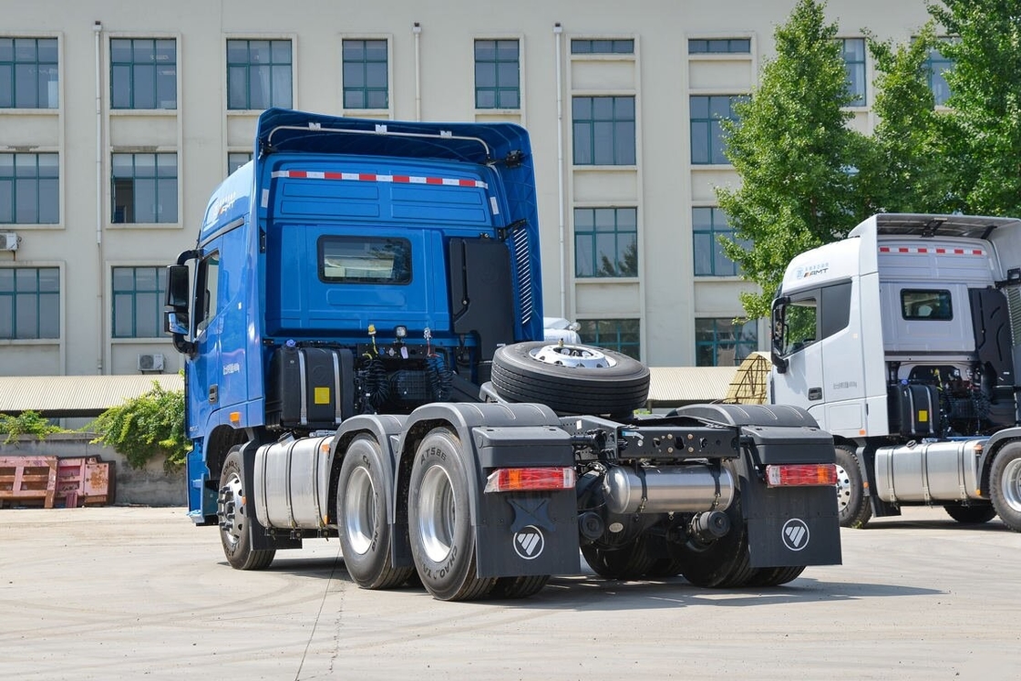 Tête de tracteur d'occasion Haute puissance Foton Auman Commins Moteur bleu Tête haute cabine dormeurs