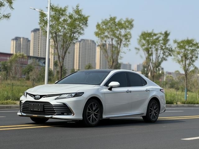 Toyota Camry 2.5L d'occasion - Intérieur propre - Pas d'accident - Couleur blanche - Année 2023 - 99% neuf - Abordable