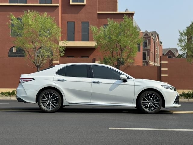 Toyota Camry 2.5L d'occasion - Intérieur propre - Pas d'accident - Couleur blanche - Année 2023 - 99% neuf - Abordable