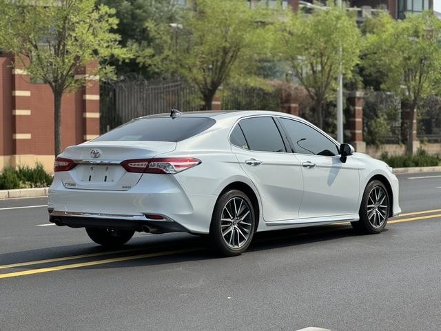 Toyota Camry 2.5L d'occasion - Intérieur propre - Pas d'accident - Couleur blanche - Année 2023 - 99% neuf - Abordable