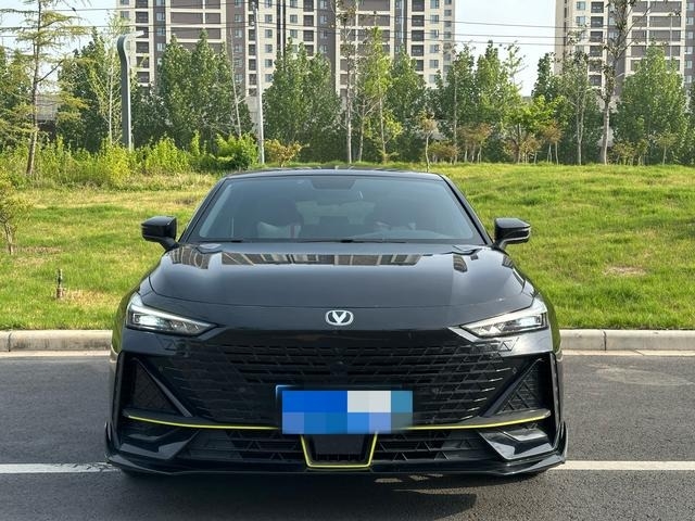 Une voiture Changan Uni-V d'occasion à prix abordable 2022 1.5t à vendre et une voiture compacte à essence avec version de conduite intelligente