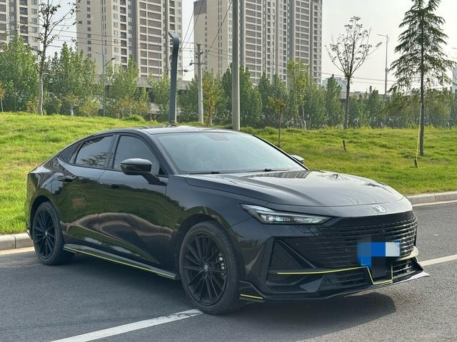 Une voiture Changan Uni-V d'occasion à prix abordable 2022 1.5t à vendre et une voiture compacte à essence avec version de conduite intelligente
