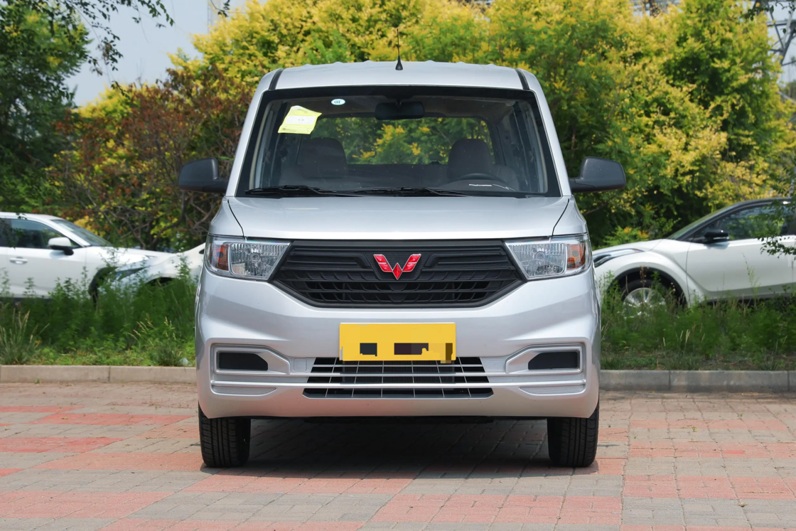 Minivan Wuling Hongguang V 2022 abordable, 1.2L, 76 ch, L4 Essence, 2RM, Euro 6, pour l'exportation, pour un usage familial