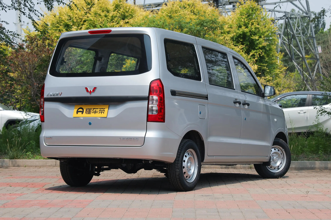 Minivan Wuling Hongguang V 2022 abordable, 1.2L, 76 ch, L4 Essence, 2RM, Euro 6, pour l'exportation, pour un usage familial