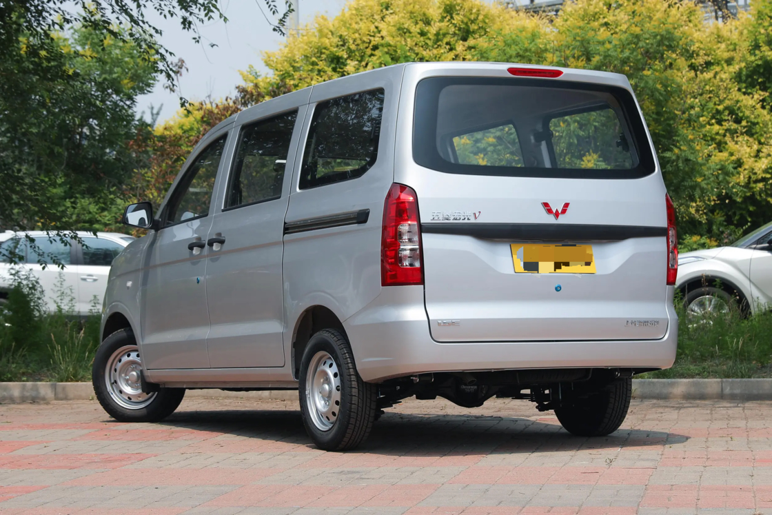 Minivan Wuling Hongguang V 2022 abordable, 1.2L, 76 ch, L4 Essence, 2RM, Euro 6, pour l'exportation, pour un usage familial