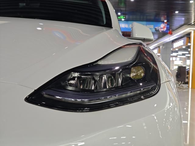 Tesla Model Y SUV d'occasion abordable, version restylée 2022, propulsion arrière, pour un usage familial