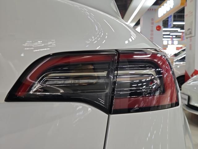 Tesla Model Y SUV d'occasion abordable, version restylée 2022, propulsion arrière, pour un usage familial