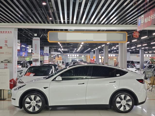 Tesla Model Y SUV d'occasion abordable, version restylée 2022, propulsion arrière, pour un usage familial