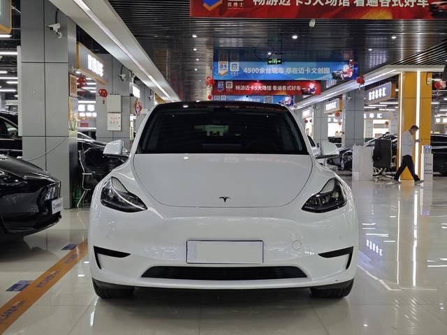 Tesla Model Y SUV d'occasion abordable, version restylée 2022, propulsion arrière, pour un usage familial