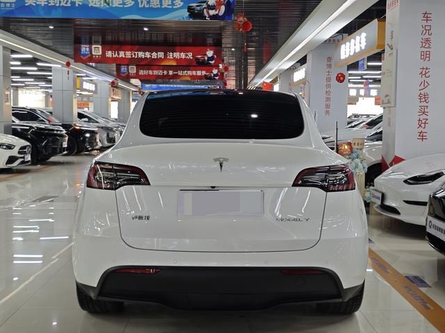 Tesla Model Y SUV d'occasion abordable, version restylée 2022, propulsion arrière, pour un usage familial