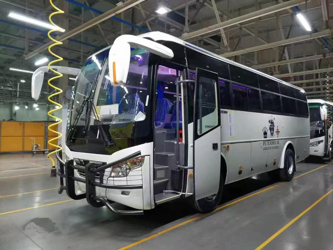 40 sièges Yutong ZK6932D Nouveau bus Nouveau autocar Roulement du bus RHD Diesel Cumm-ins Moteurs Euro2 pour les touristes