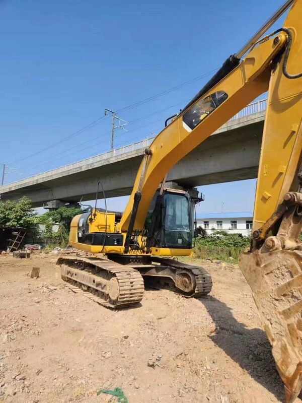 Excavatrice chenilles d'occasion marque chinoise 21,69T en excellent état capacité 1m³ puissance nominale 104kW pour la construction