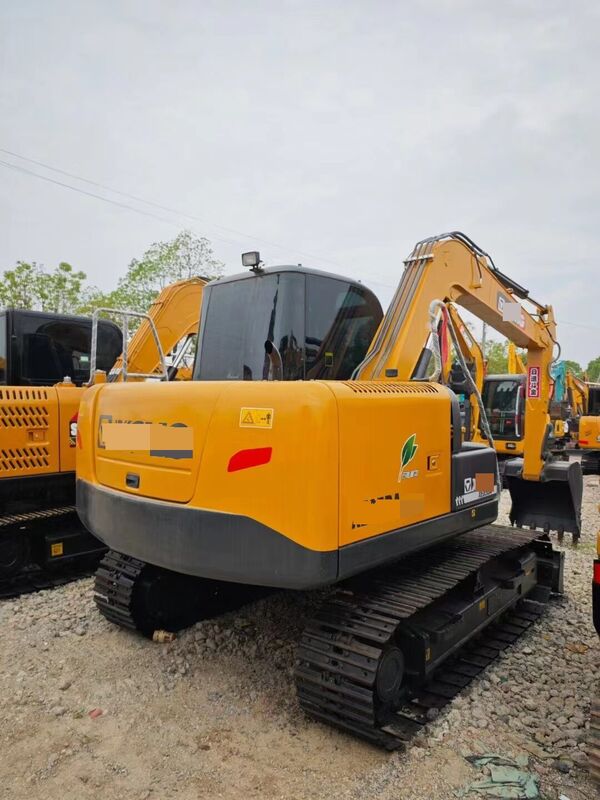 Excavatrice chenillée d'occasion marque chinoise 8,24 tonnes en excellent état capacité 0,3m³ puissance nominale 54,3kW pour la construction