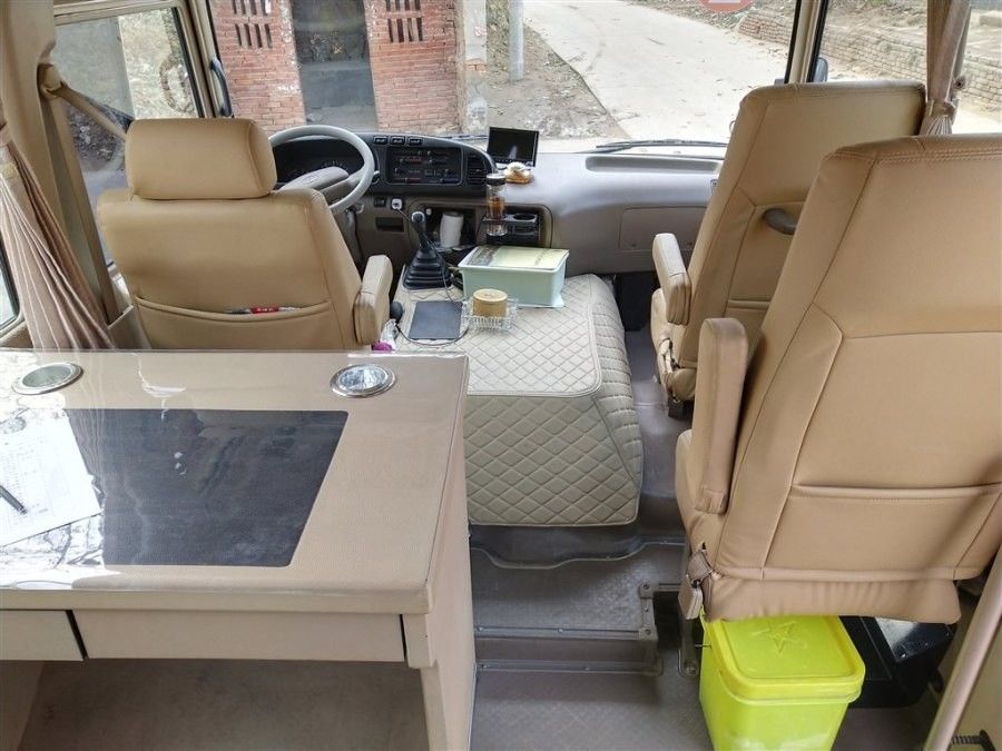 Le caboteur utilisé diesel d'occasion de 2017 TOYATO transporte des sièges Mini Bus de la main droite 23