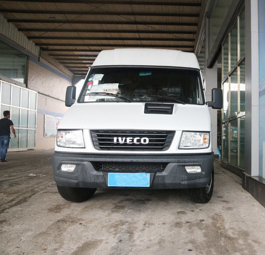 Minibus blanc d'occasion et neuf 6 places 129 ch Diesel année 2013-2018
