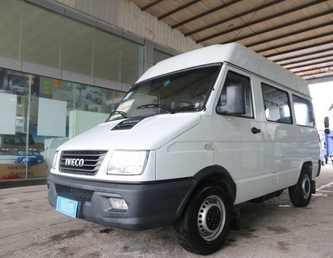 Minibus blanc d'occasion et neuf 6 places 129 ch Diesel année 2013-2018