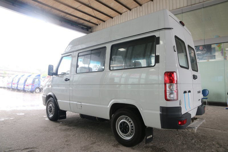 Le minibus utilisé et nouveau 6 de marque blanche d'Iveco pose l'an du diesel 2013-2018 de 129 puissances en chevaux