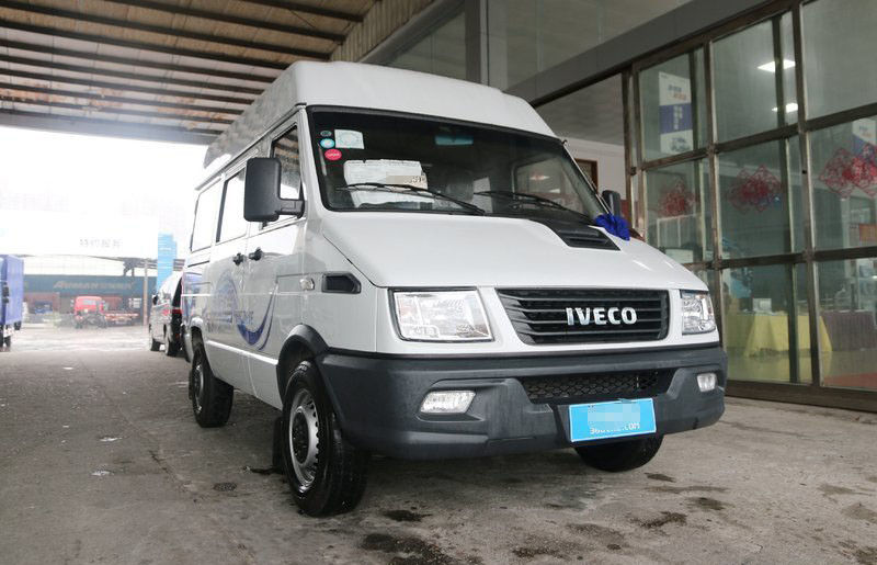 Le minibus utilisé et nouveau 6 de marque blanche d'Iveco pose l'an du diesel 2013-2018 de 129 puissances en chevaux