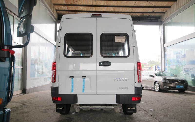 Minibus blanc d'occasion et neuf 6 places 129 ch Diesel année 2013-2018