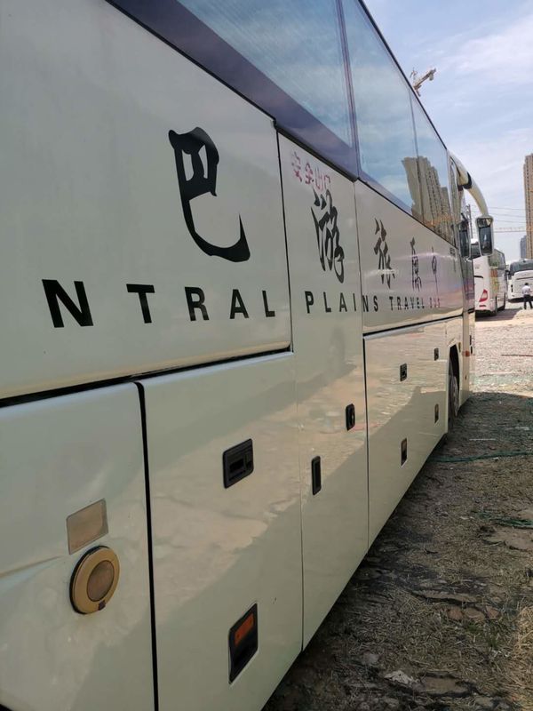 51 sièges ont employé la couleur blanche plate de côté gauche de série d'homme de service de bus de ville de Yutong de car diesel de direction