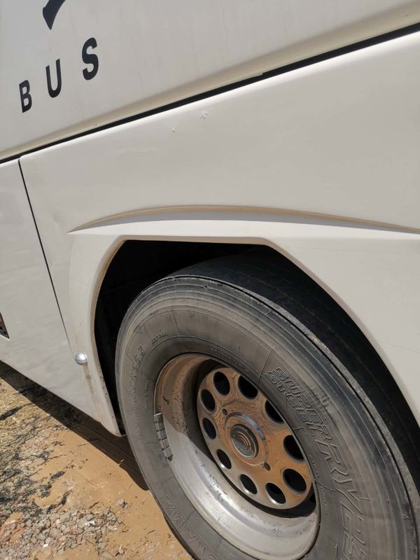 51 sièges ont employé la couleur blanche plate de côté gauche de série d'homme de service de bus de ville de Yutong de car diesel de direction