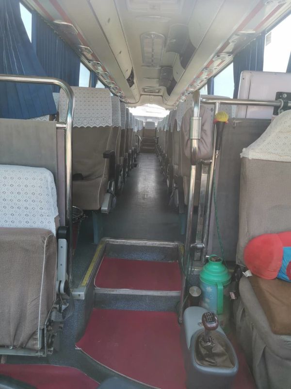 51 sièges ont employé la couleur blanche plate de côté gauche de série d'homme de service de bus de ville de Yutong de car diesel de direction
