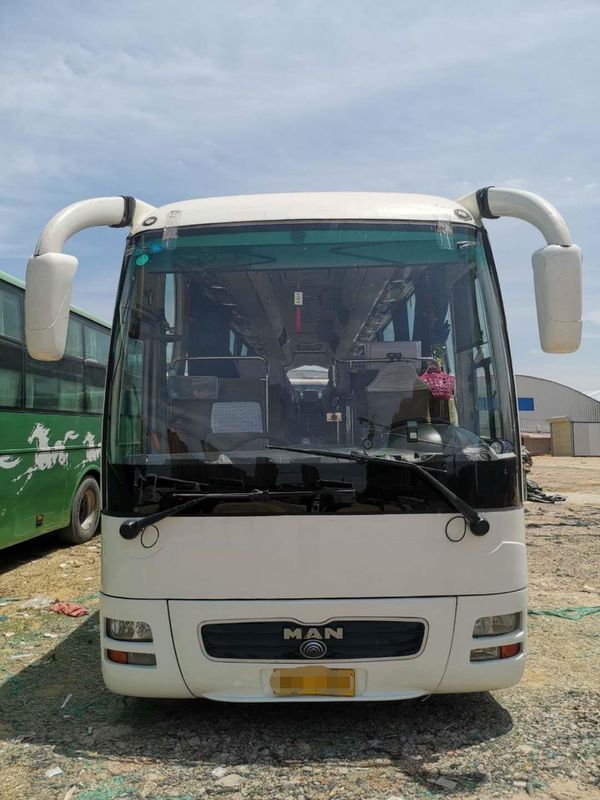 51 sièges ont employé la couleur blanche plate de côté gauche de série d'homme de service de bus de ville de Yutong de car diesel de direction