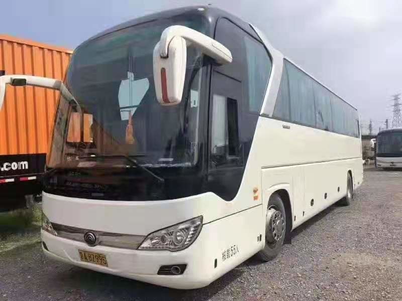 Yutong 6122 séries 55 pose l'autobus LHD diesel de car d'occasion les sièges de luxe de couleur blanche de 2017 ans avec la porte automatique