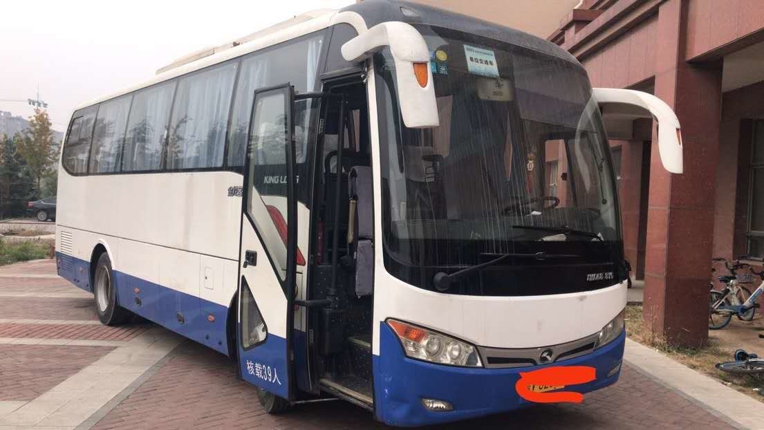 Autobus de main de Sencond de bus touristique utilisé par marque de Kinglong XMQ6898 39seats avec la bonne condition bleue et blanche de moteur d'arrière à C.A. de couleur