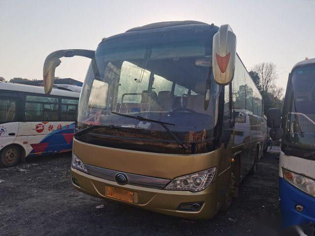 les sièges Yutong ZK6878 de la longueur 37 de 8.7m ont employé la porte simple LHD d'autobus de passager