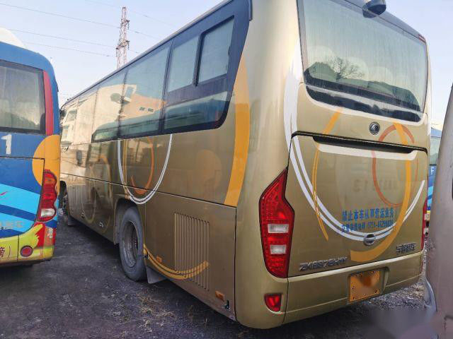 les sièges Yutong ZK6878 de la longueur 37 de 8.7m ont employé la porte simple LHD d'autobus de passager
