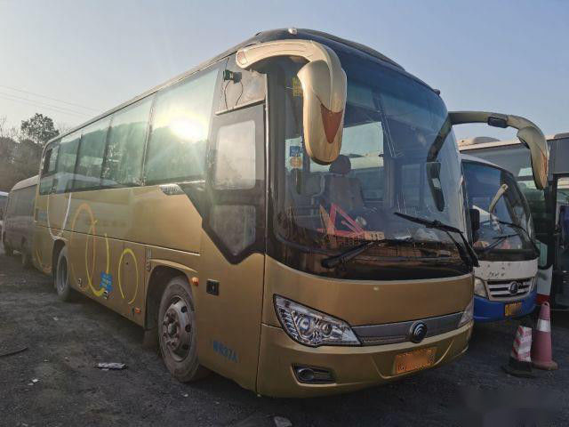 les sièges Yutong ZK6878 de la longueur 37 de 8.7m ont employé la porte simple LHD d'autobus de passager