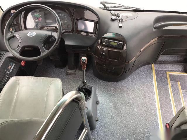 Basses sièges du modèle KLQ6129 53 de Bus Higer Brand d'entraîneur utilisés de bonne condition de l'euro III de châssis d'airbag de kilomètre par portes à deux battants