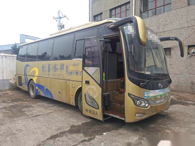 38 bus touristique utilisé gauche de Kinglong de direction du moteur six de Yuchai de sièges des cylindres 270hp d'euro V châssis arrière d'airbag par XMQ6901